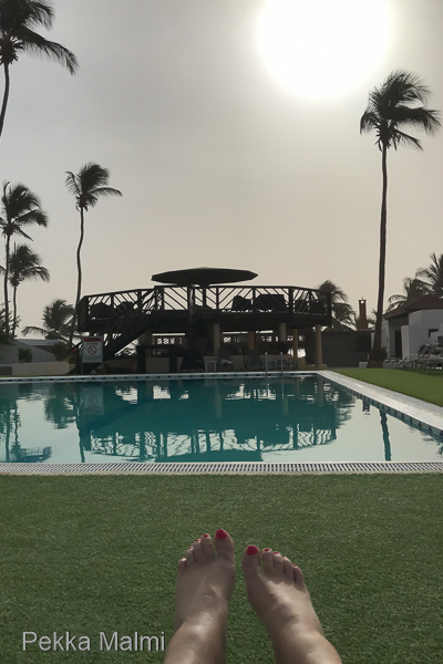 Iltap�iv� hotellin allasalueella