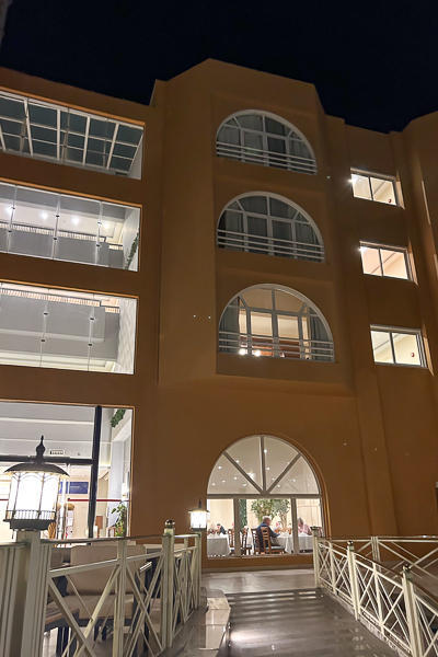 Hotellihuoneemme iltavalaistuksessa