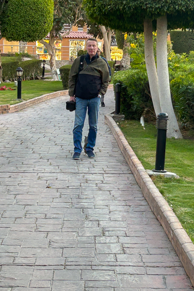 Kuvaaja hotellin puistossa 