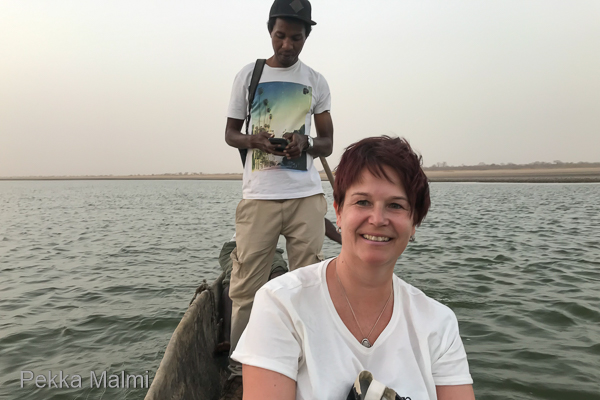 kanootilla kohti afrikansirosuohaukkojen y�pymispaikkaa